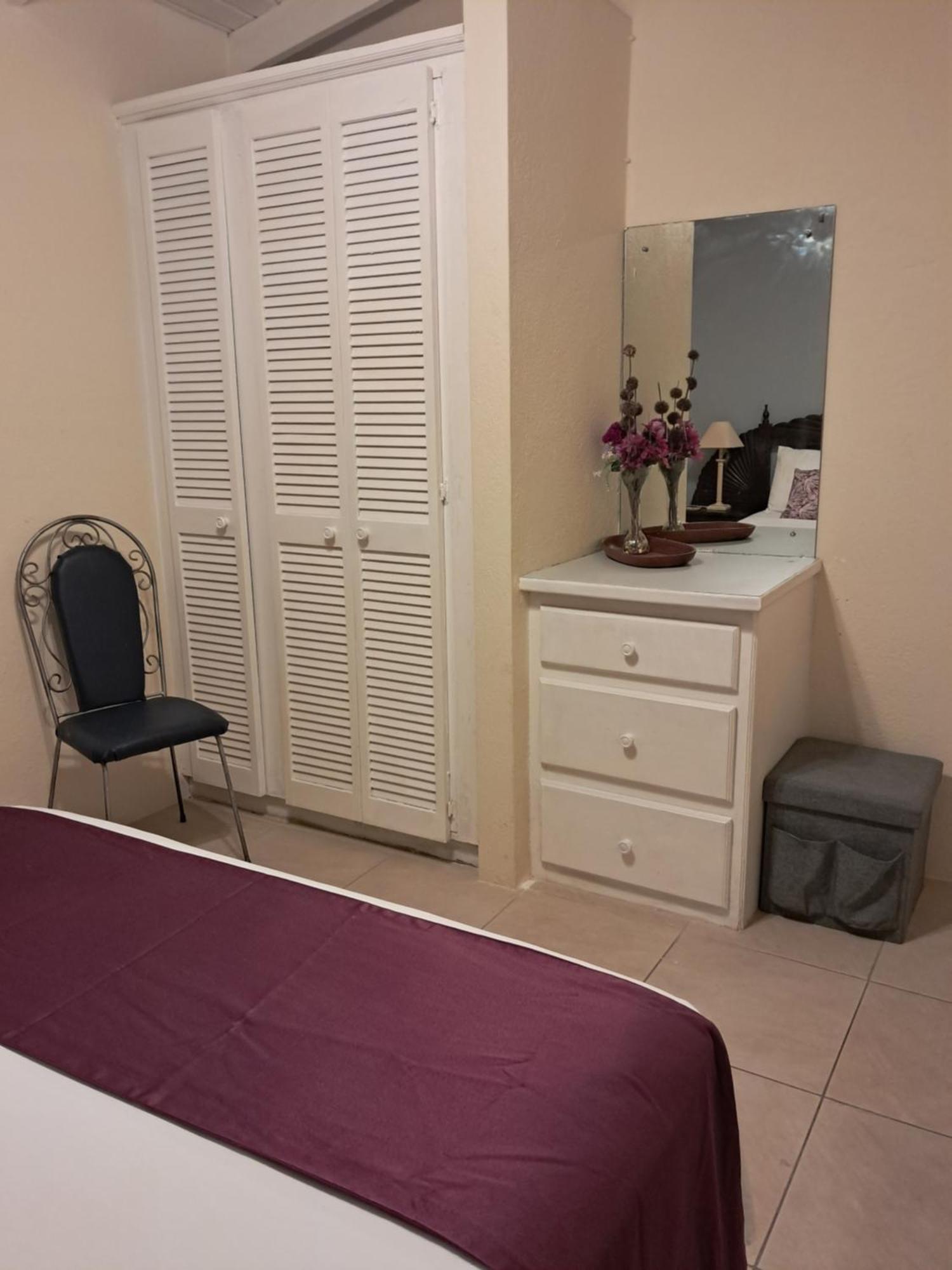 Michand Guest Apartments- Cozy One Or Two Bedroom- 5 Walk Minutes From Airport 10 Mins Drive To Oistins Or Beach Christ Church Exteriör bild