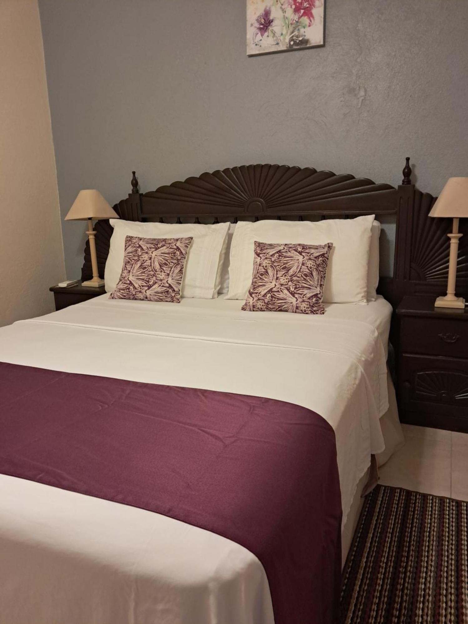 Michand Guest Apartments- Cozy One Or Two Bedroom- 5 Walk Minutes From Airport 10 Mins Drive To Oistins Or Beach Christ Church Exteriör bild