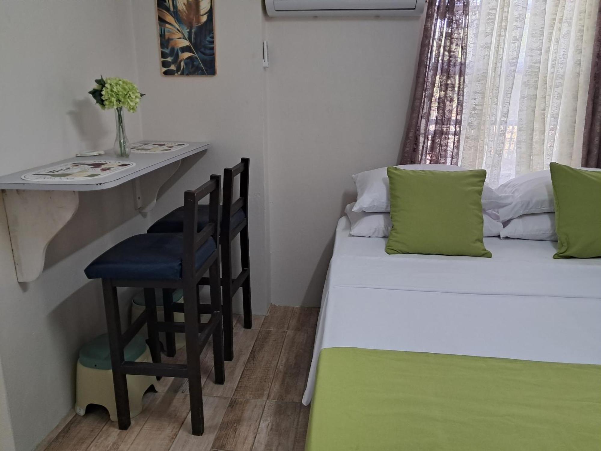 Michand Guest Apartments- Cozy One Or Two Bedroom- 5 Walk Minutes From Airport 10 Mins Drive To Oistins Or Beach Christ Church Exteriör bild