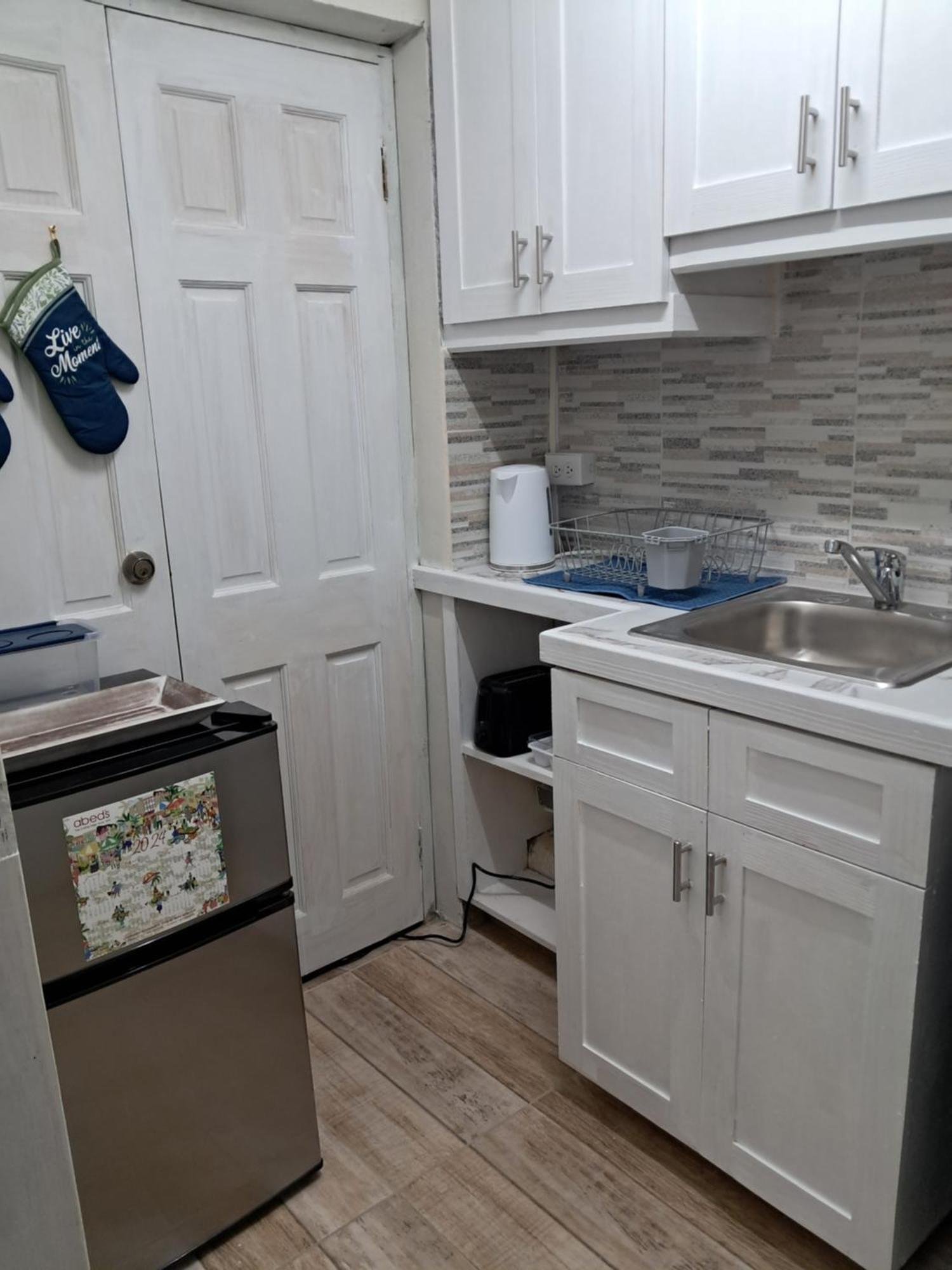 Michand Guest Apartments- Cozy One Or Two Bedroom- 5 Walk Minutes From Airport 10 Mins Drive To Oistins Or Beach Christ Church Exteriör bild