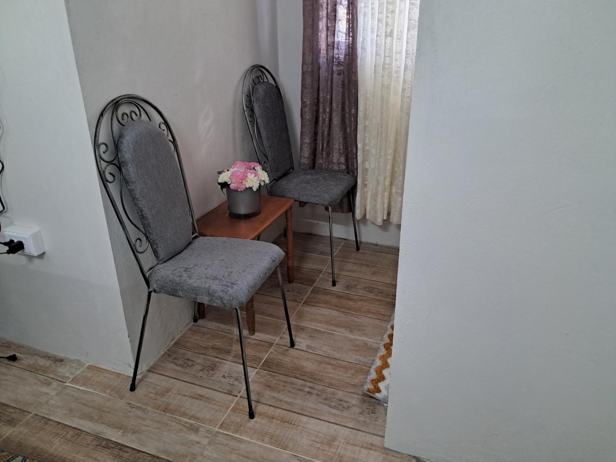 Michand Guest Apartments- Cozy One Or Two Bedroom- 5 Walk Minutes From Airport 10 Mins Drive To Oistins Or Beach Christ Church Exteriör bild