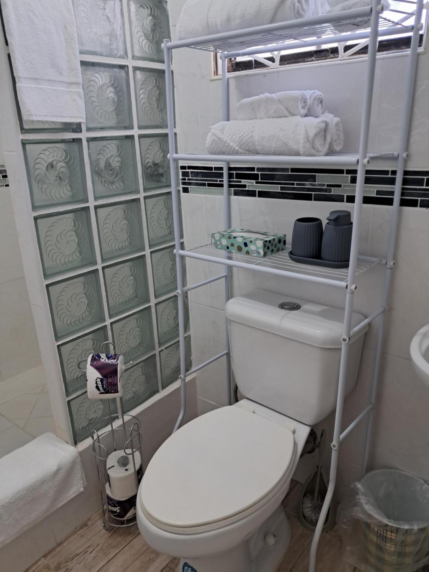 Michand Guest Apartments- Cozy One Or Two Bedroom- 5 Walk Minutes From Airport 10 Mins Drive To Oistins Or Beach Christ Church Exteriör bild