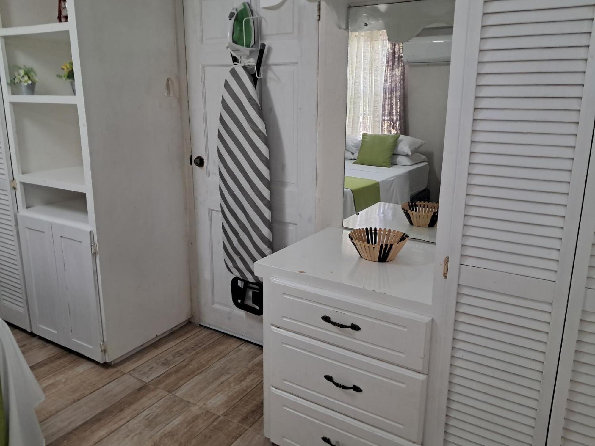 Michand Guest Apartments- Cozy One Or Two Bedroom- 5 Walk Minutes From Airport 10 Mins Drive To Oistins Or Beach Christ Church Exteriör bild