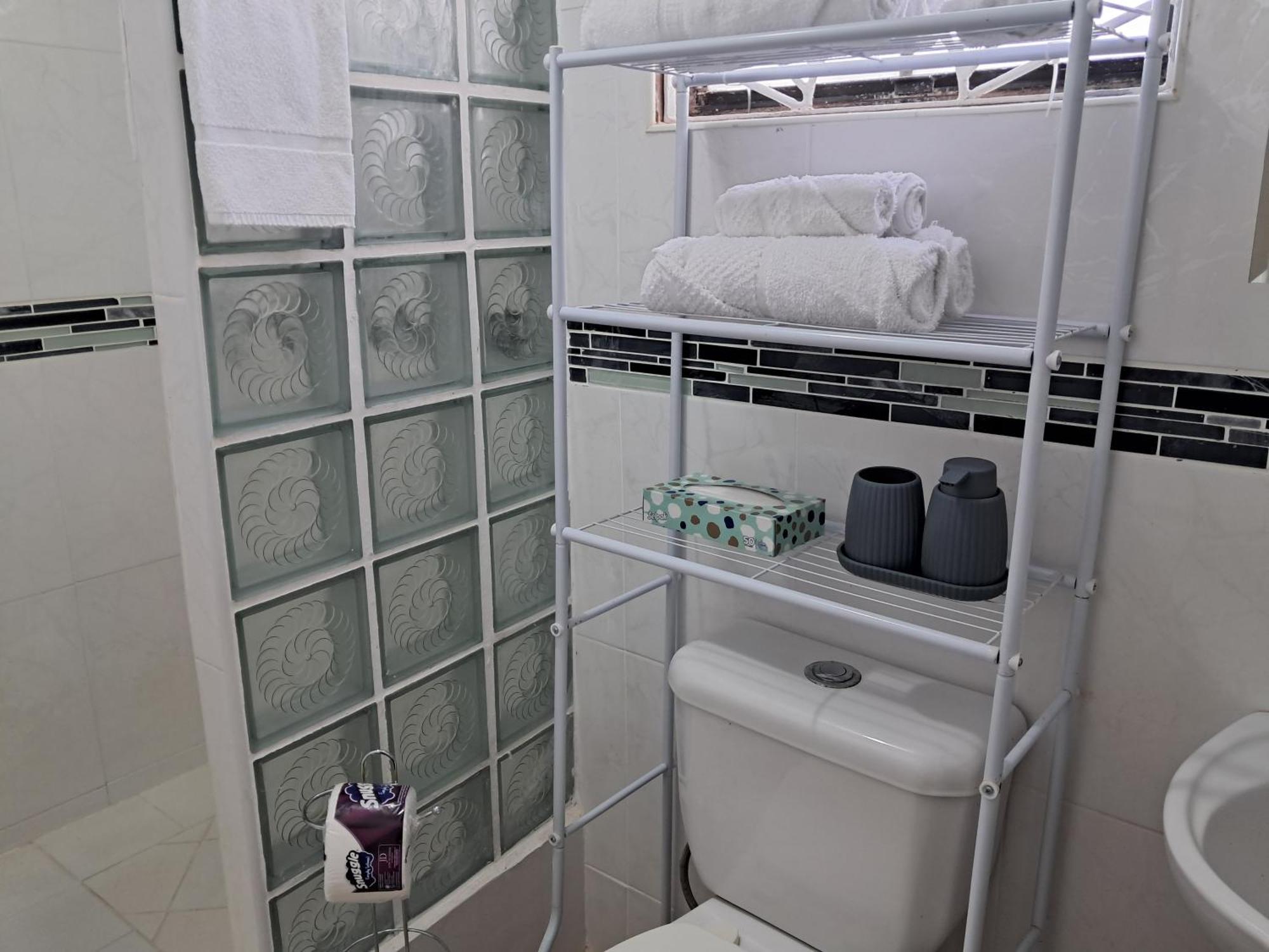 Michand Guest Apartments- Cozy One Or Two Bedroom- 5 Walk Minutes From Airport 10 Mins Drive To Oistins Or Beach Christ Church Exteriör bild